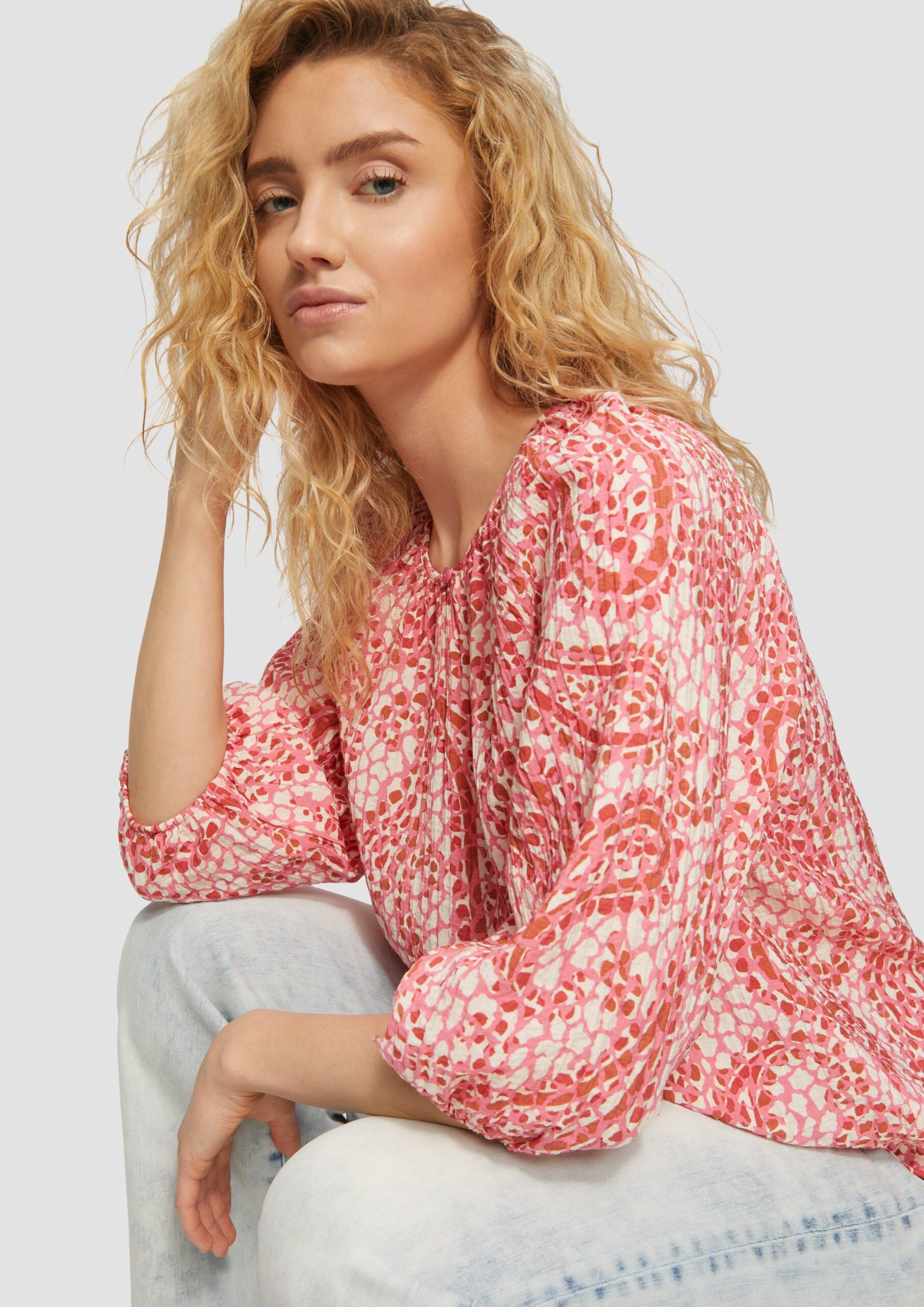 Strukturierte Relaxed-Fit-Bluse mit Raffungen und Raglanärmeln