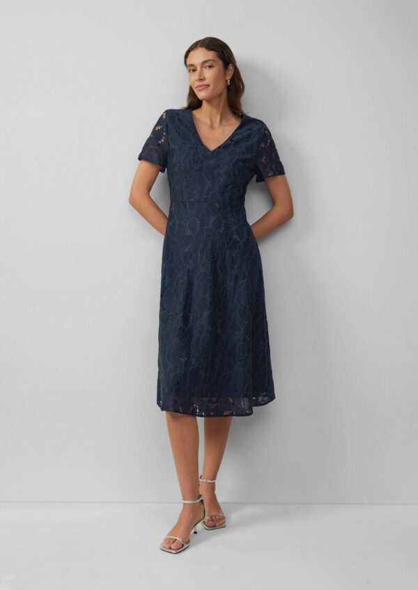 Ausgestelltes Kleid mit floraler Spitze und Futter