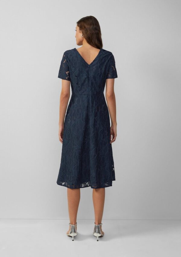 Ausgestelltes Kleid mit floraler Spitze und Futter