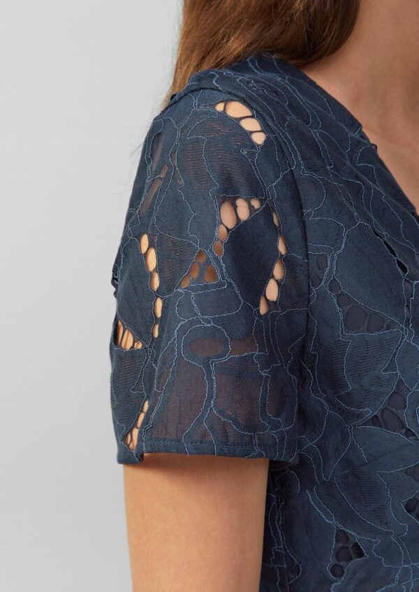 Ausgestelltes Kleid mit floraler Spitze und Futter