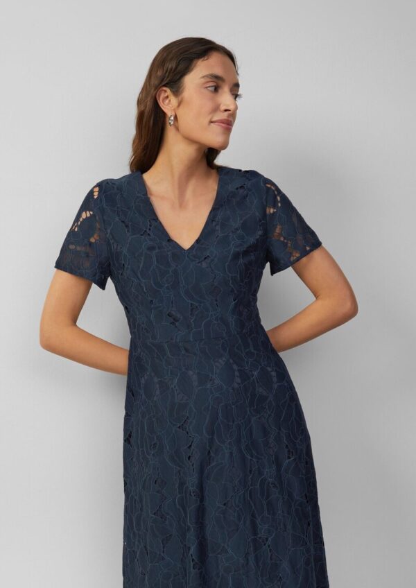 Ausgestelltes Kleid mit floraler Spitze und Futter