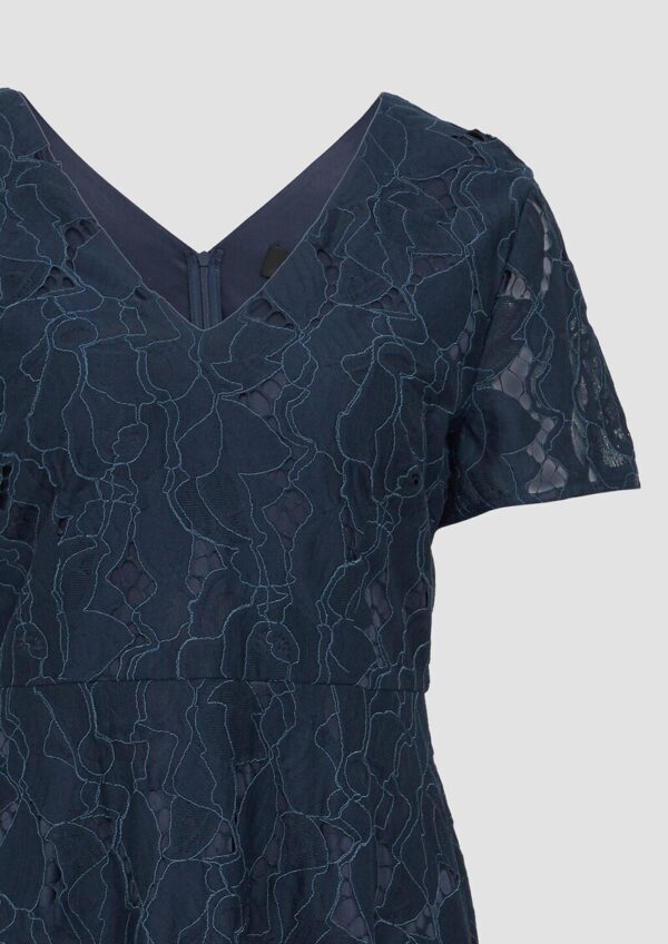 Ausgestelltes Kleid mit floraler Spitze und Futter