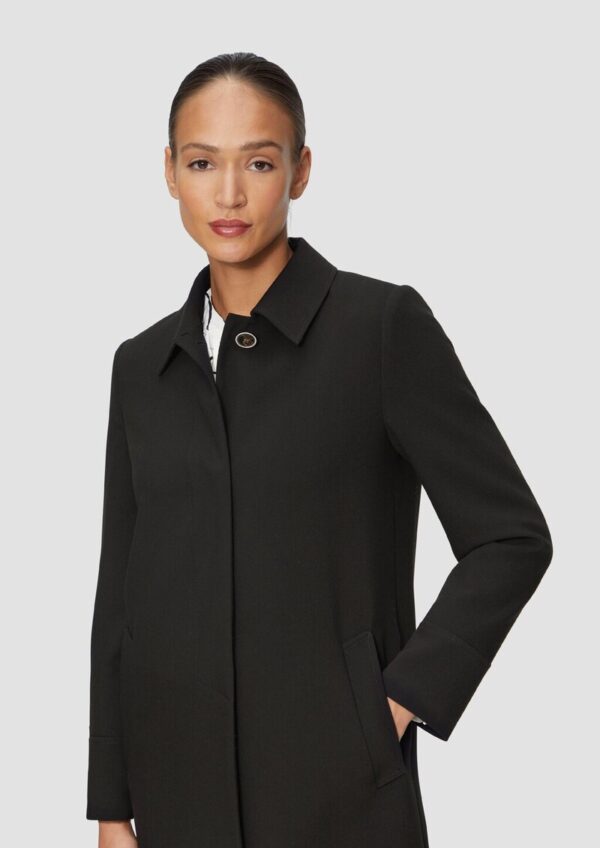 Leicht wärmender Mantel mit halber Knopfleiste