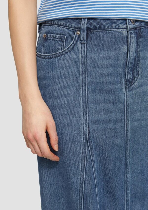 Ausgestellter Midirock aus Denim mit ausgefranstem Saum