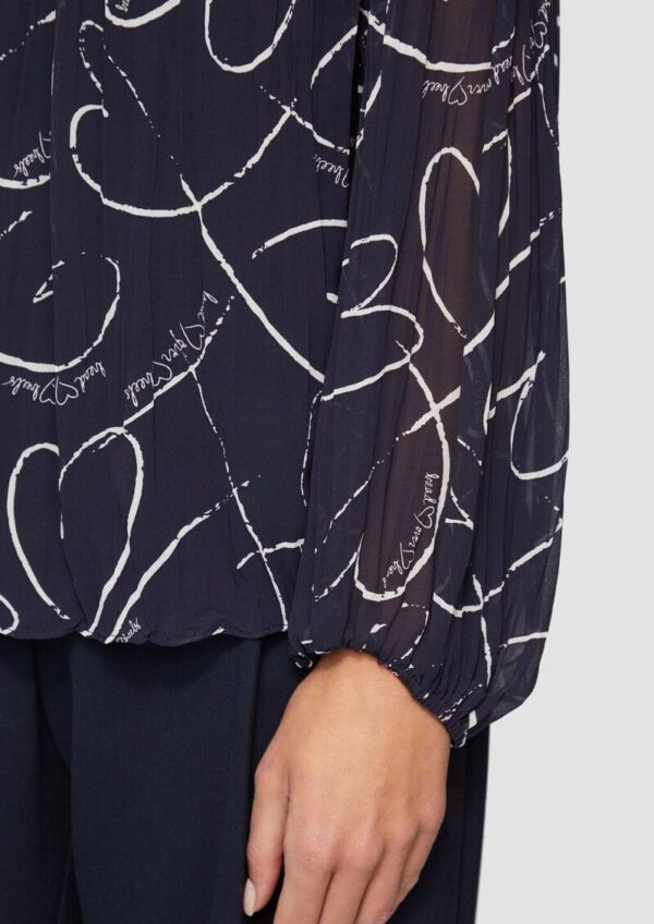 Plissierte Chiffonbluse mit Herz-Print