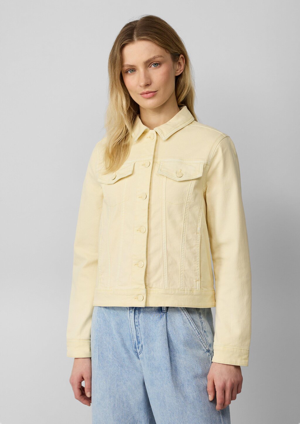 Elastische Jeansjacke mit seitlichen Eingrifftaschen