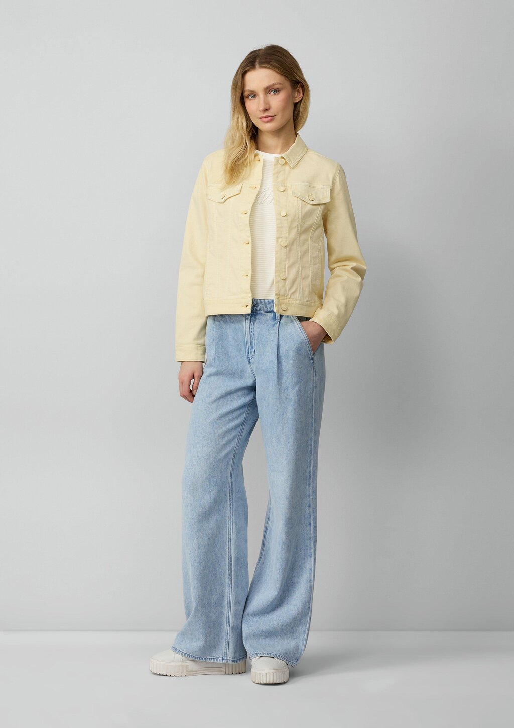 Elastische Jeansjacke mit seitlichen Eingrifftaschen