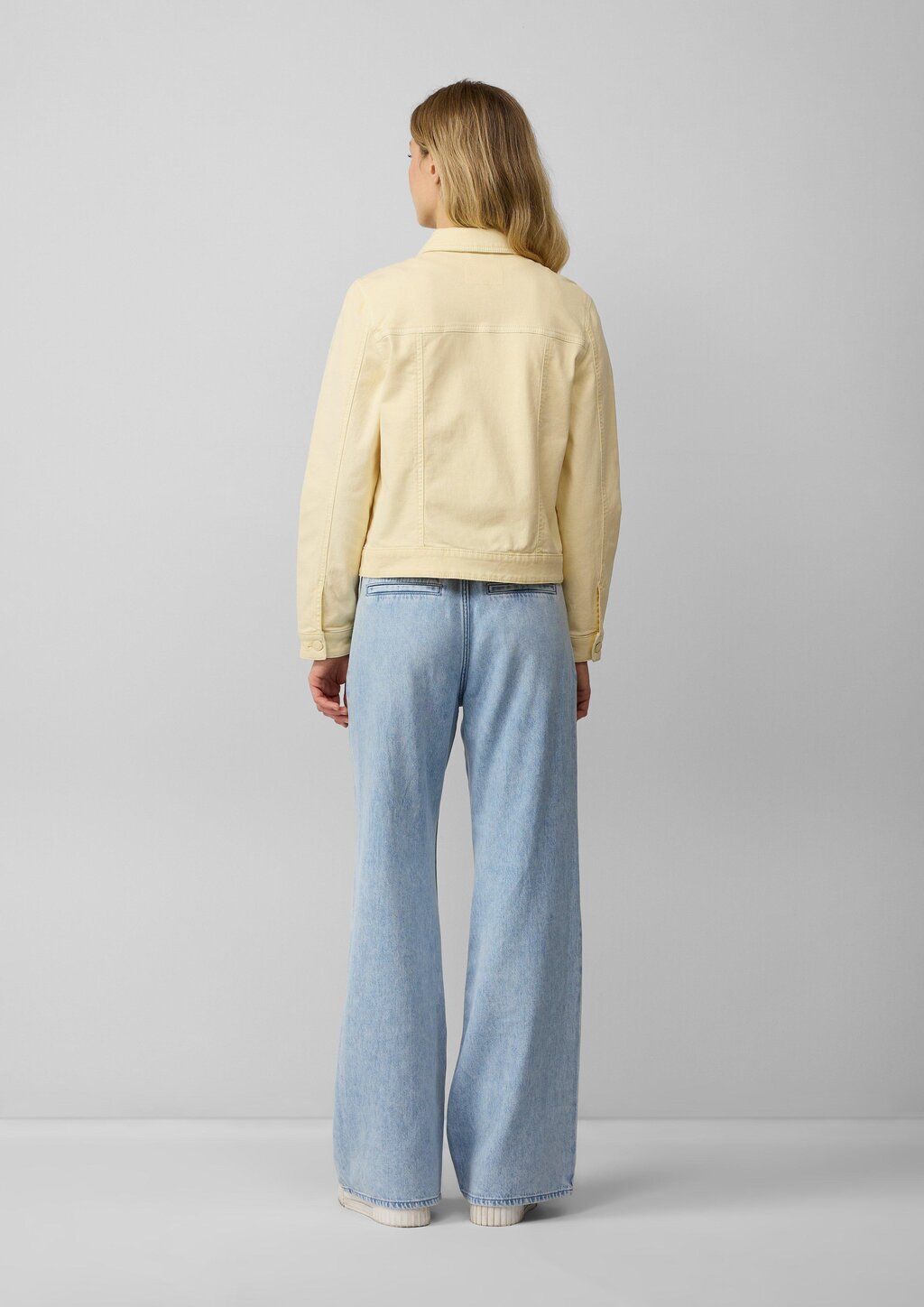 Elastische Jeansjacke mit seitlichen Eingrifftaschen