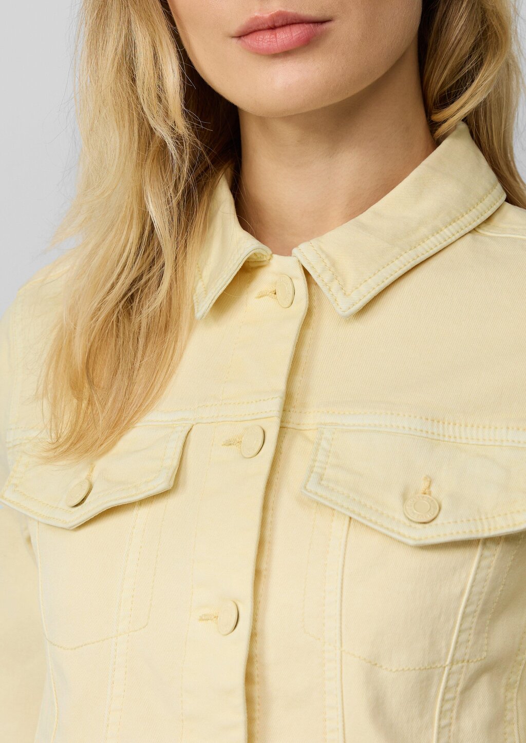 Elastische Jeansjacke mit seitlichen Eingrifftaschen