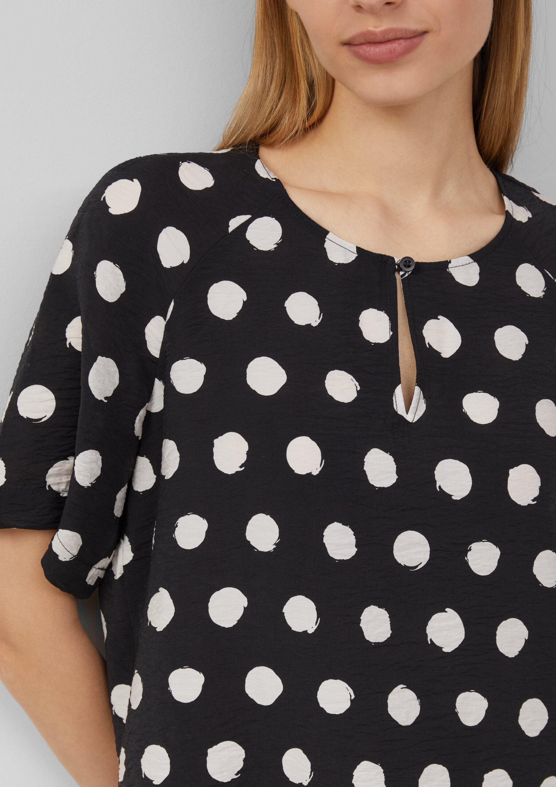 Verkürzte Bluse aus strukturiertem Viskosemix