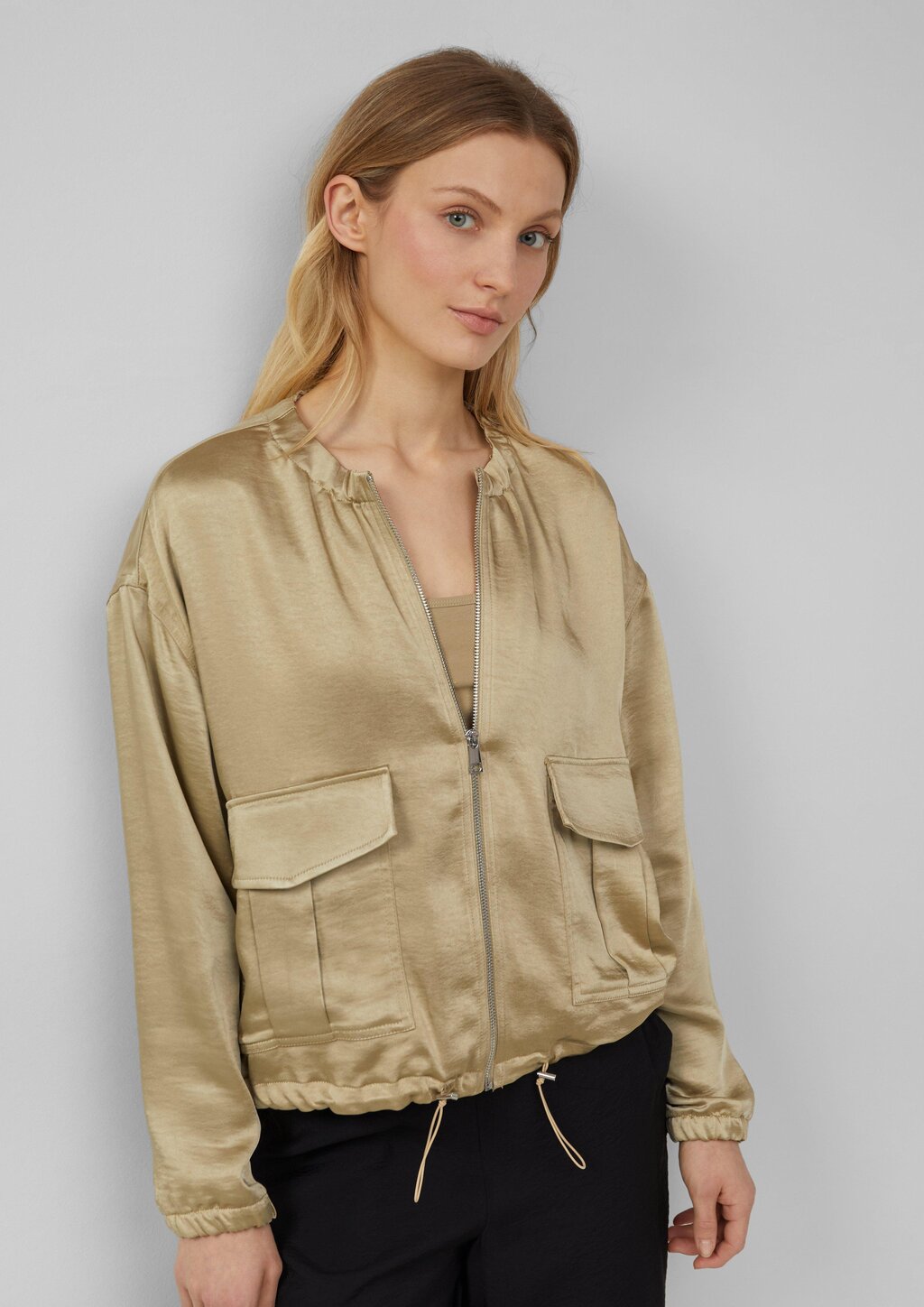 Satin-Blouson mit aufgesetzten Taschen und elastischem Saum