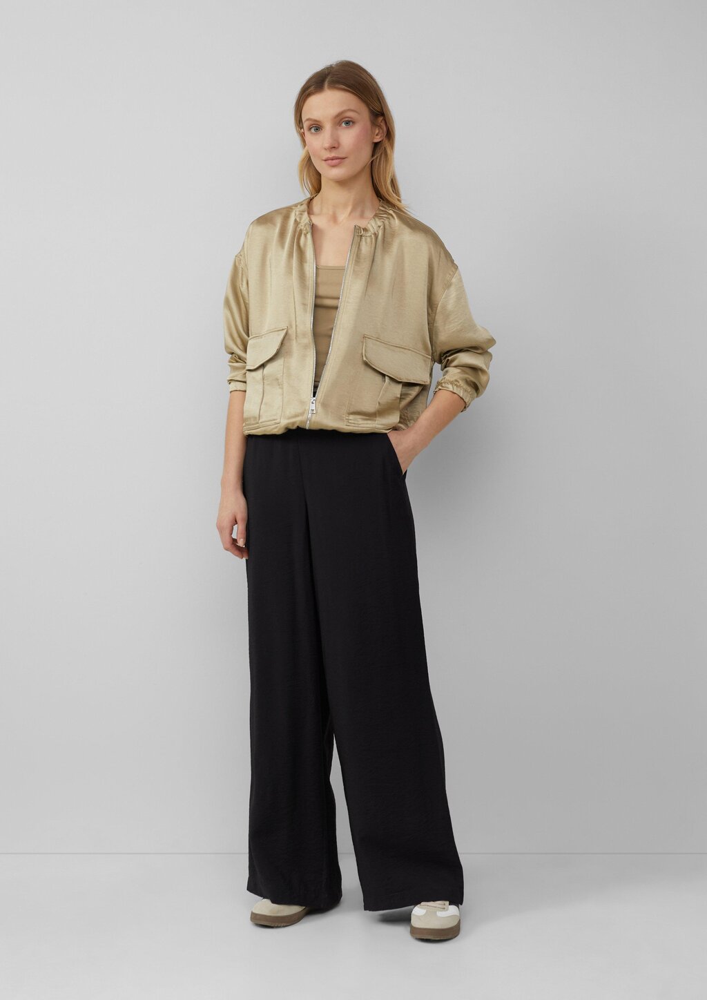 Satin-Blouson mit aufgesetzten Taschen und elastischem Saum