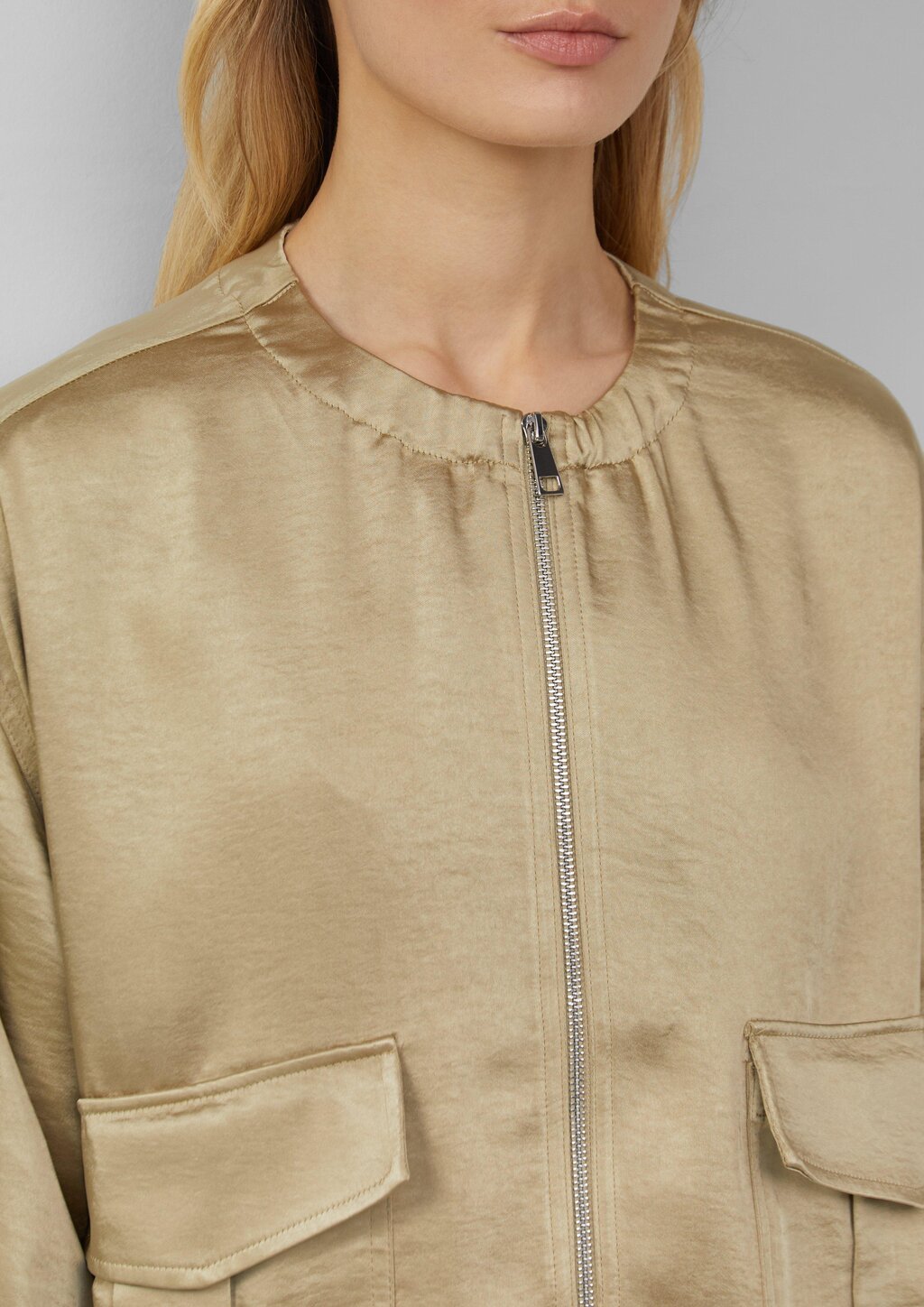 Satin-Blouson mit aufgesetzten Taschen und elastischem Saum