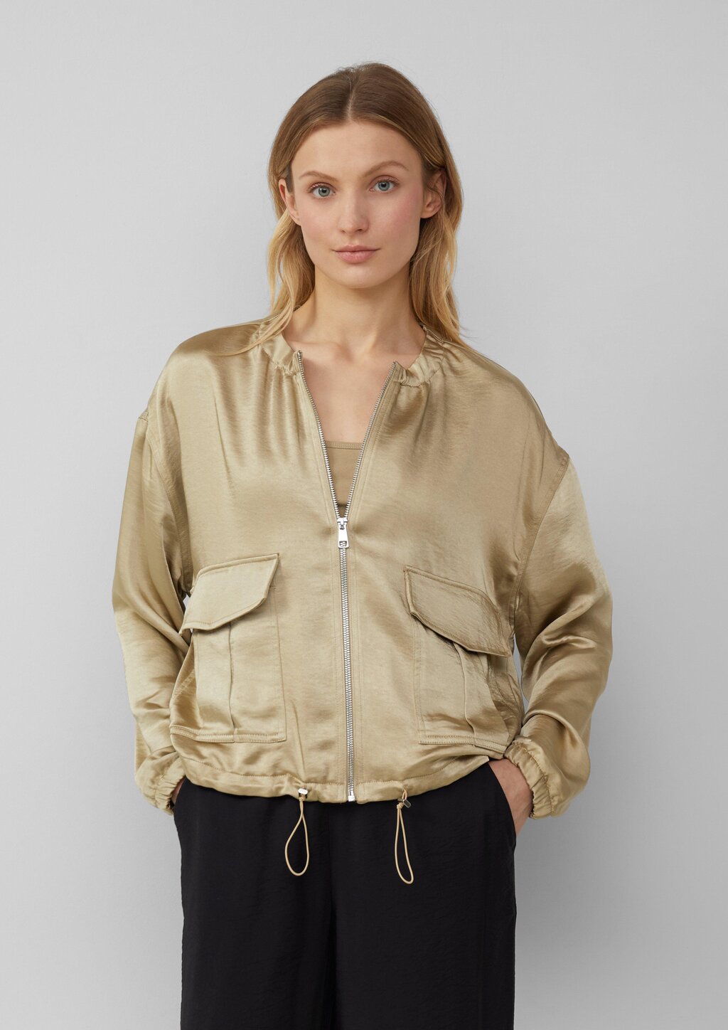 Satin-Blouson mit aufgesetzten Taschen und elastischem Saum