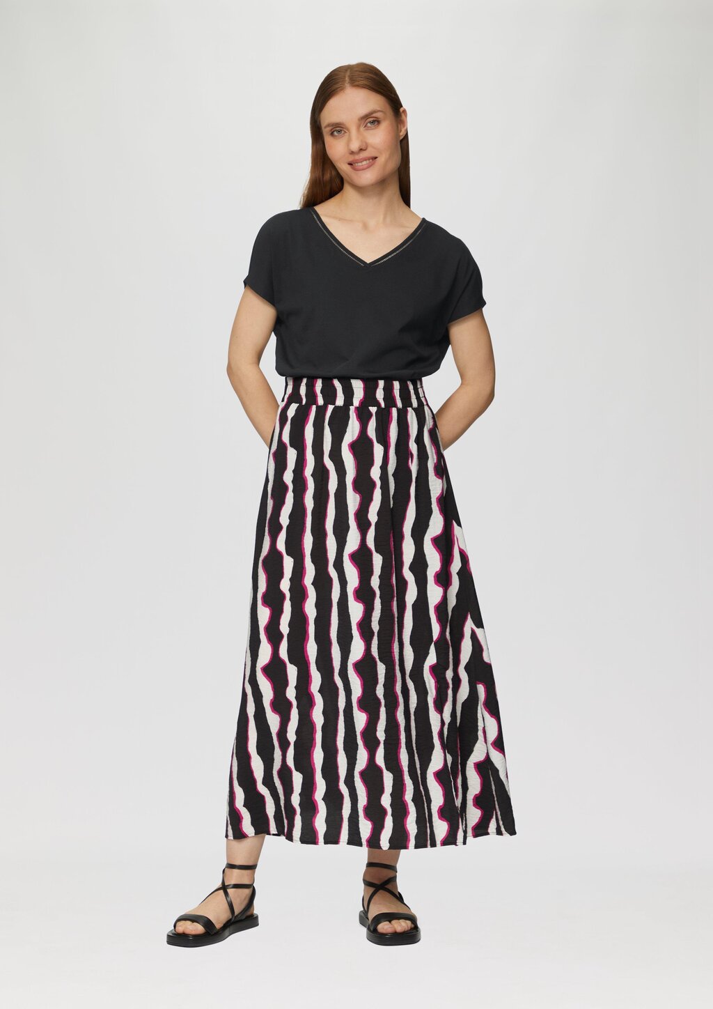 T-Shirt im Relaxed Fit mit Stickerei am V-Ausschnitt