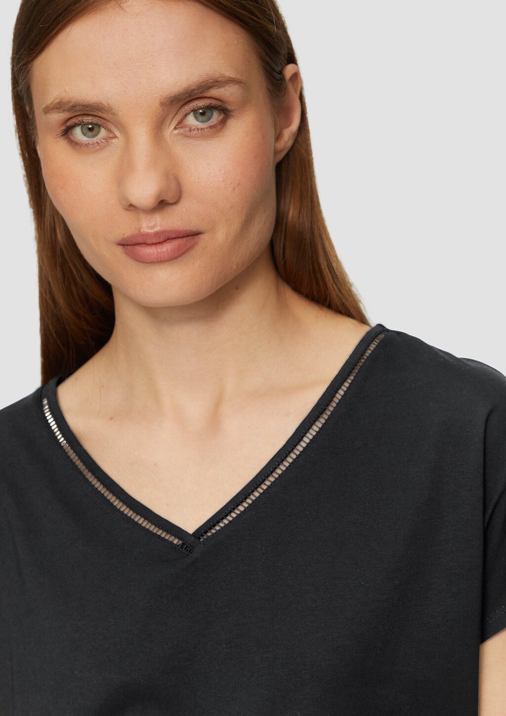 T-Shirt im Relaxed Fit mit Stickerei am V-Ausschnitt