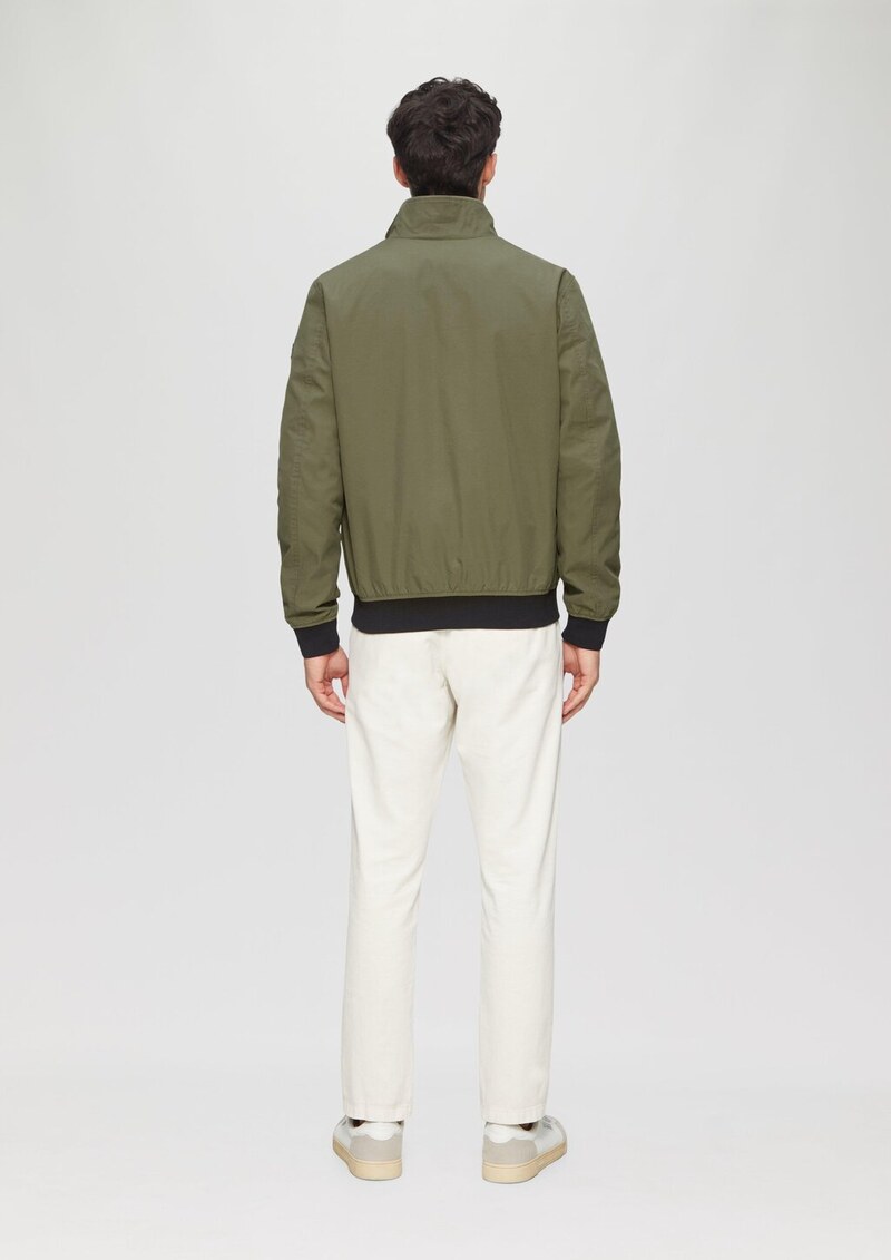 Outdoor-Jacke mit Stehkragen und Kontrast-Details