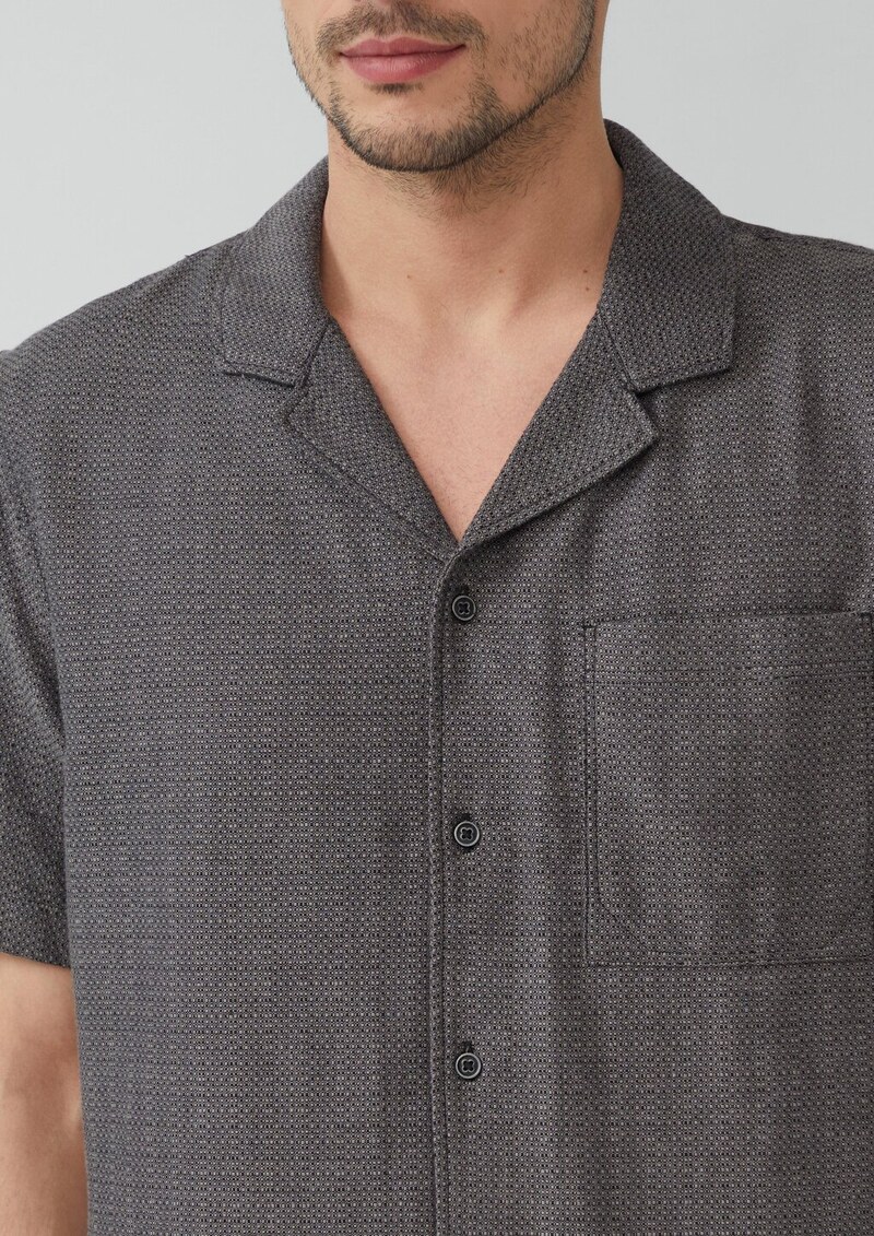 Resort Fit: Strukturiertes Kurzarm-Hemd mit Brusttasche