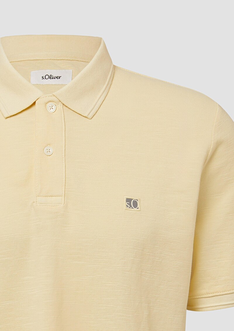 Poloshirt mit kleinem Labelpatch und Flammgarnstruktur