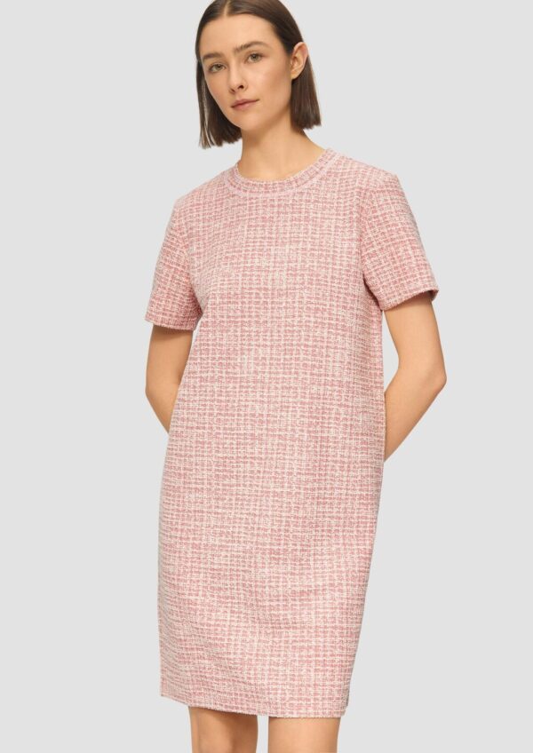 Etuikleid aus Bouclé mit kurzen Ärmeln