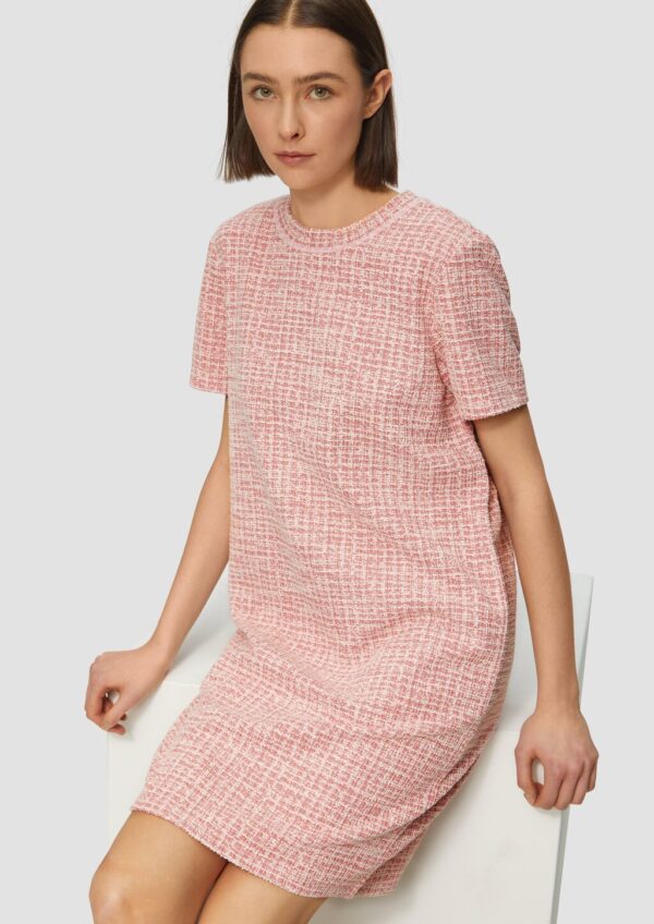 Etuikleid aus Bouclé mit kurzen Ärmeln