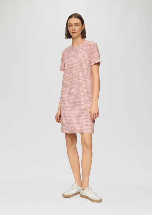 Etuikleid aus Bouclé mit kurzen Ärmeln