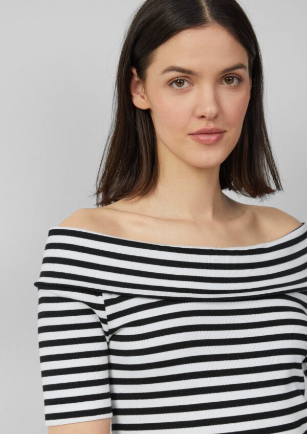 Shirt mit Off-Shoulder-Ausschnitt im Slim Fit