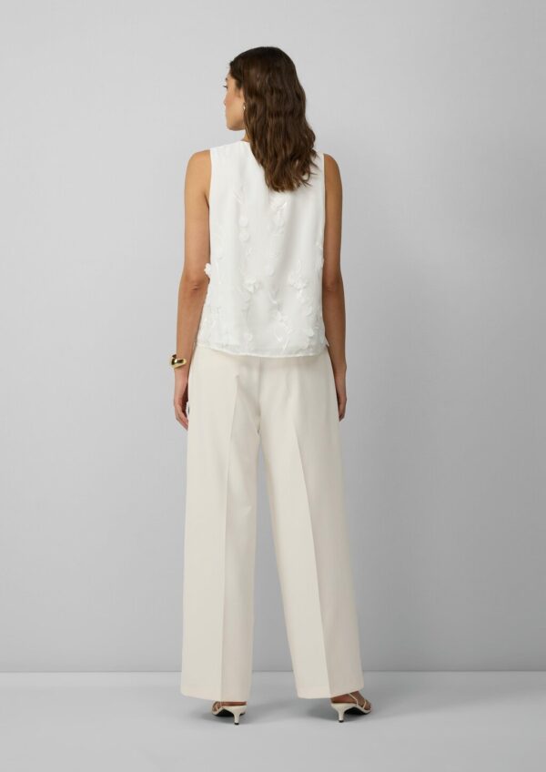 Ärmellose Bluse mit V-Ausschnitt und floralen Applikationen