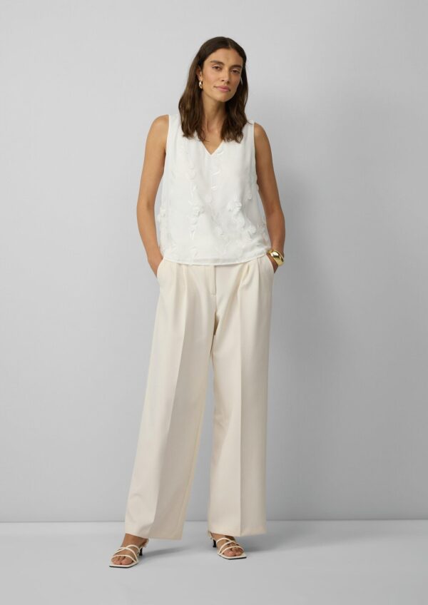 Ärmellose Bluse mit V-Ausschnitt und floralen Applikationen