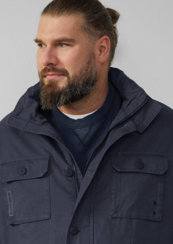 Jacke im Utility-Stil mit Kapuze im Kragen