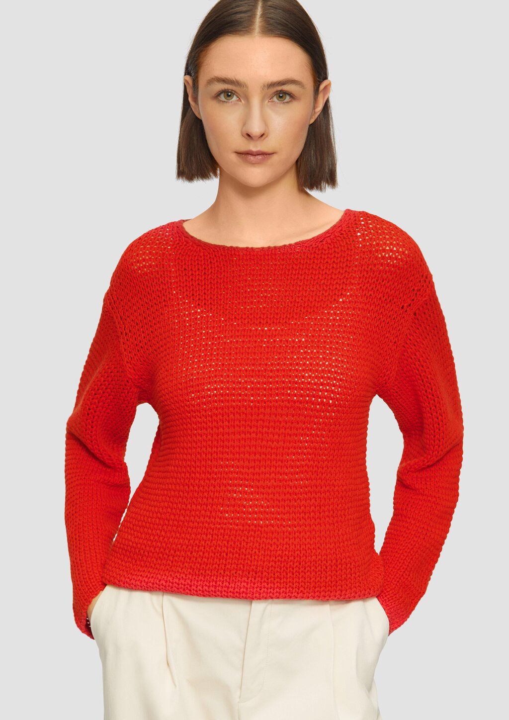 Locker gestrickter Pullover mit Rundhalsausschnitt