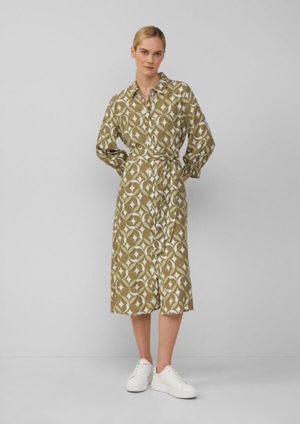 Langes Viskosekleid mit All-over-Print und Bindegürtel