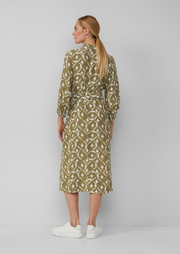 Langes Viskosekleid mit All-over-Print und Bindegürtel