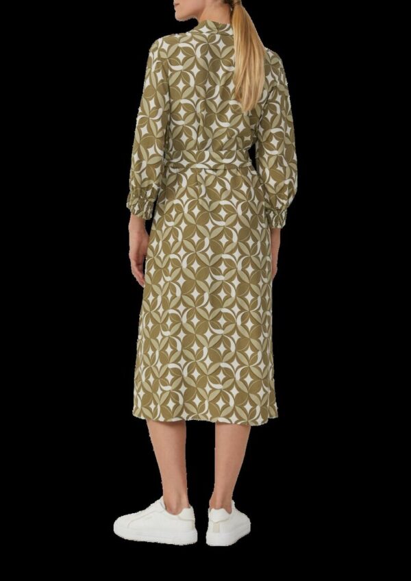 Langes Viskosekleid mit All-over-Print und Bindegürtel