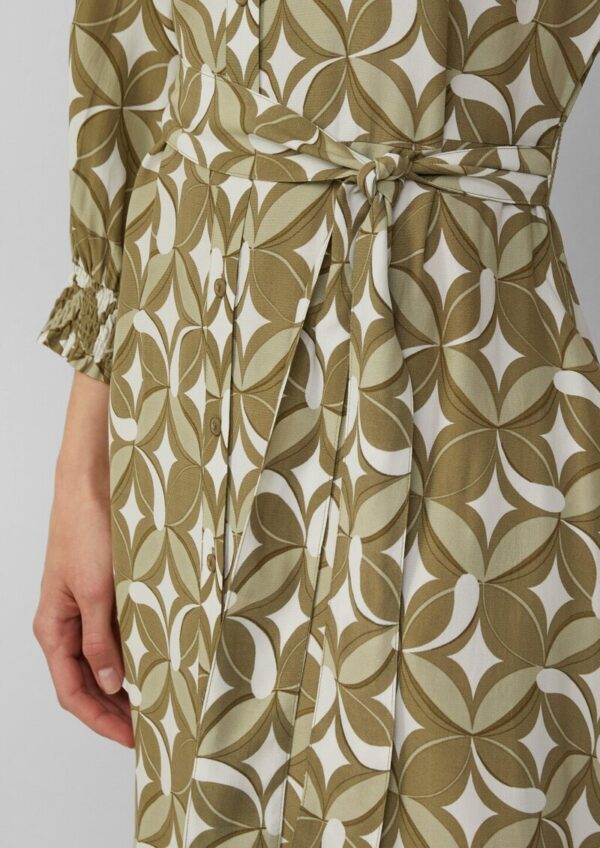 Langes Viskosekleid mit All-over-Print und Bindegürtel