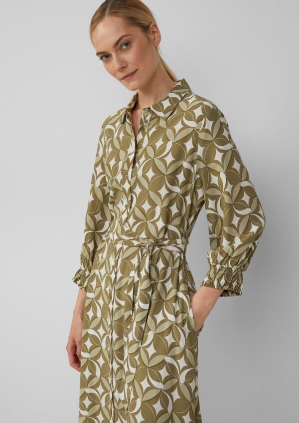 Langes Viskosekleid mit All-over-Print und Bindegürtel