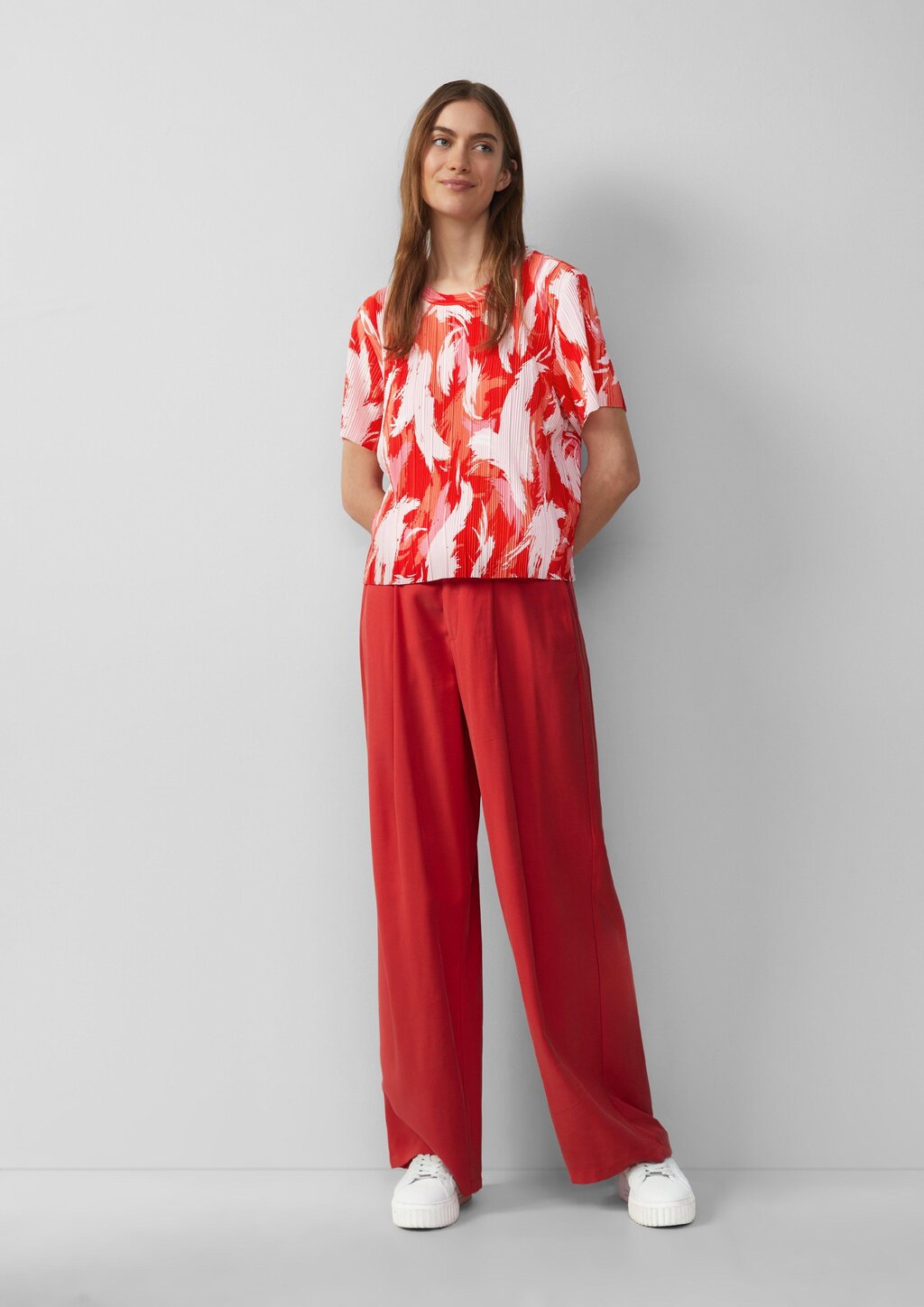 Verkürztes T-Shirt aus Plissee mit Rundhalsausschnitt