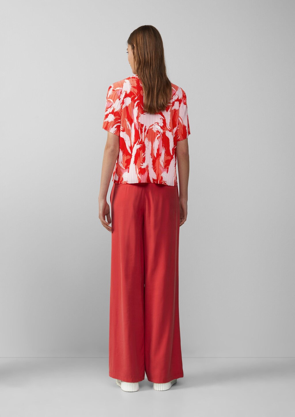 Verkürztes T-Shirt aus Plissee mit Rundhalsausschnitt