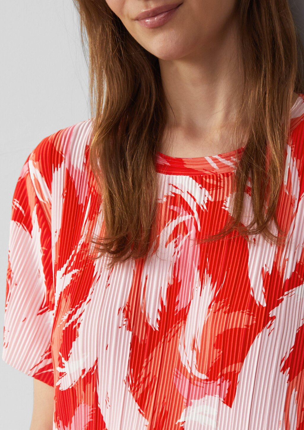 Verkürztes T-Shirt aus Plissee mit Rundhalsausschnitt