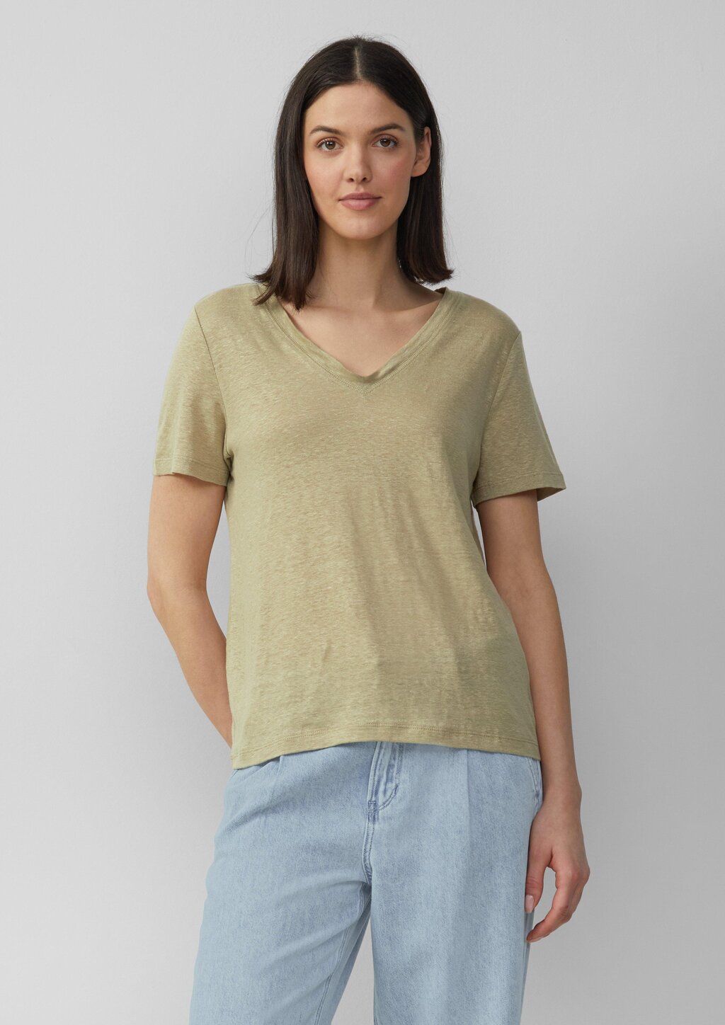 Leichtes T-Shirt aus Leinen mit V-Ausschnitt