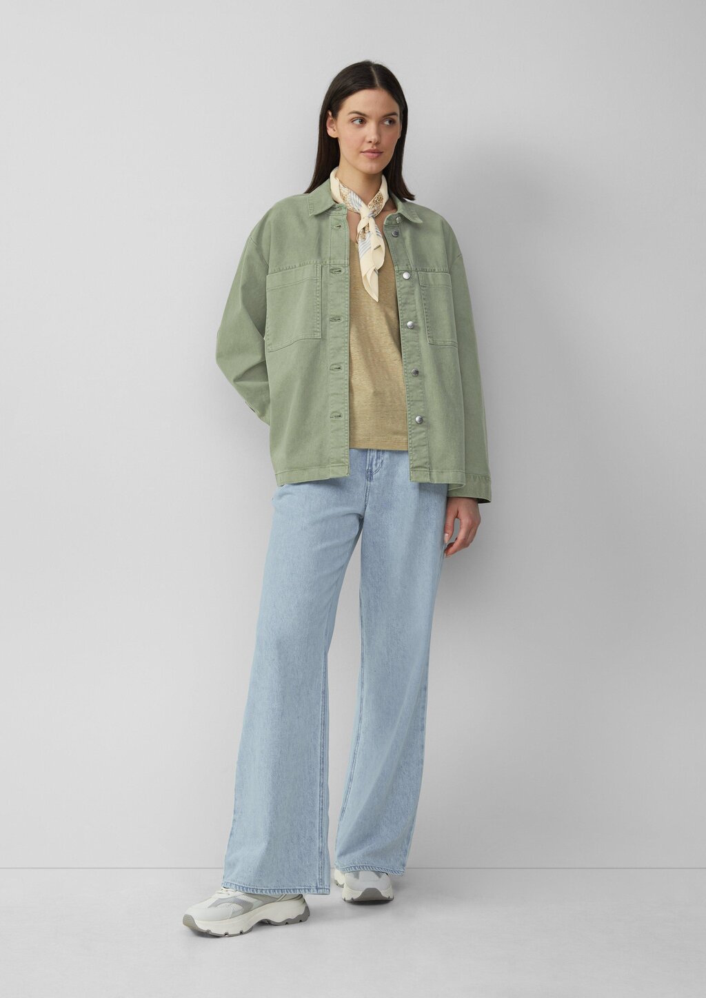 Leichtes T-Shirt aus Leinen mit V-Ausschnitt