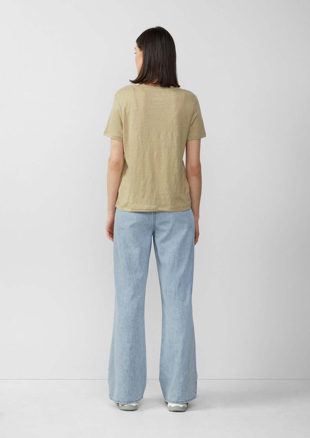 Leichtes T-Shirt aus Leinen mit V-Ausschnitt