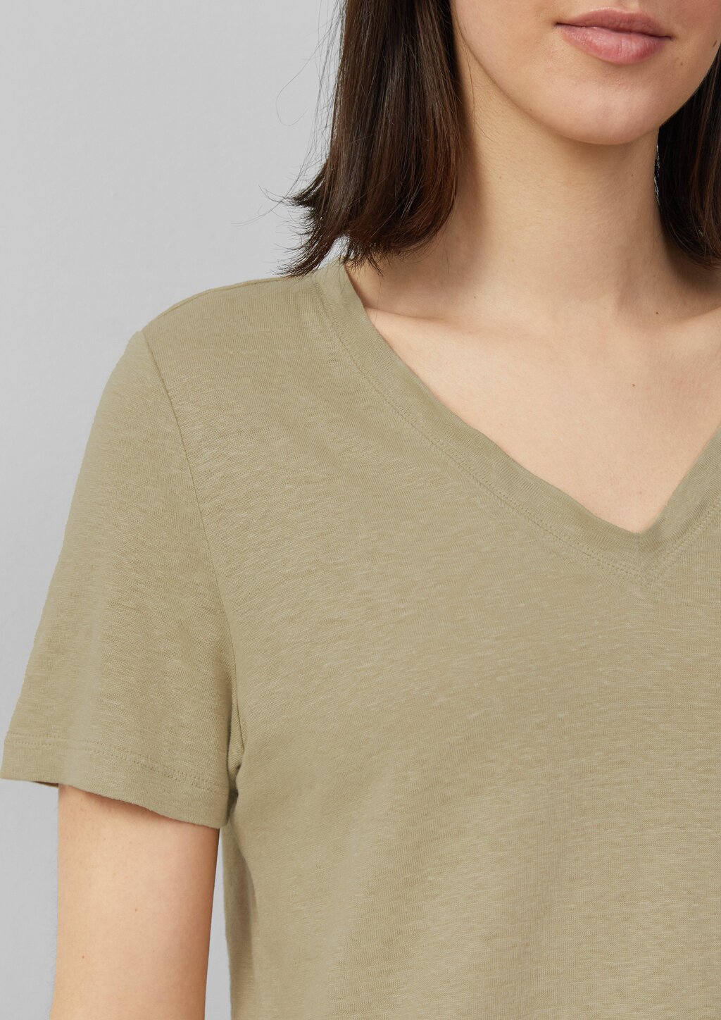 Leichtes T-Shirt aus Leinen mit V-Ausschnitt