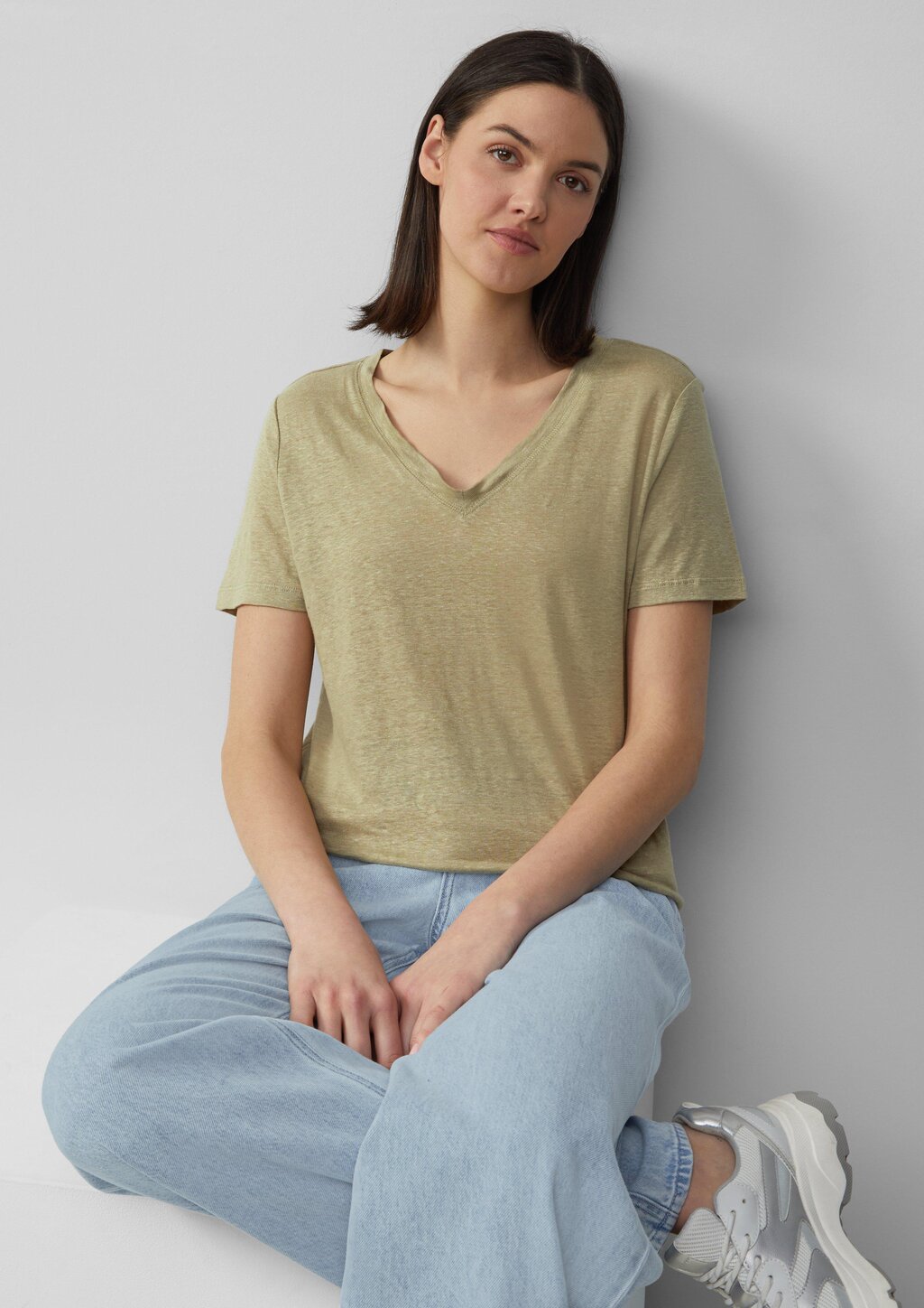 Leichtes T-Shirt aus Leinen mit V-Ausschnitt