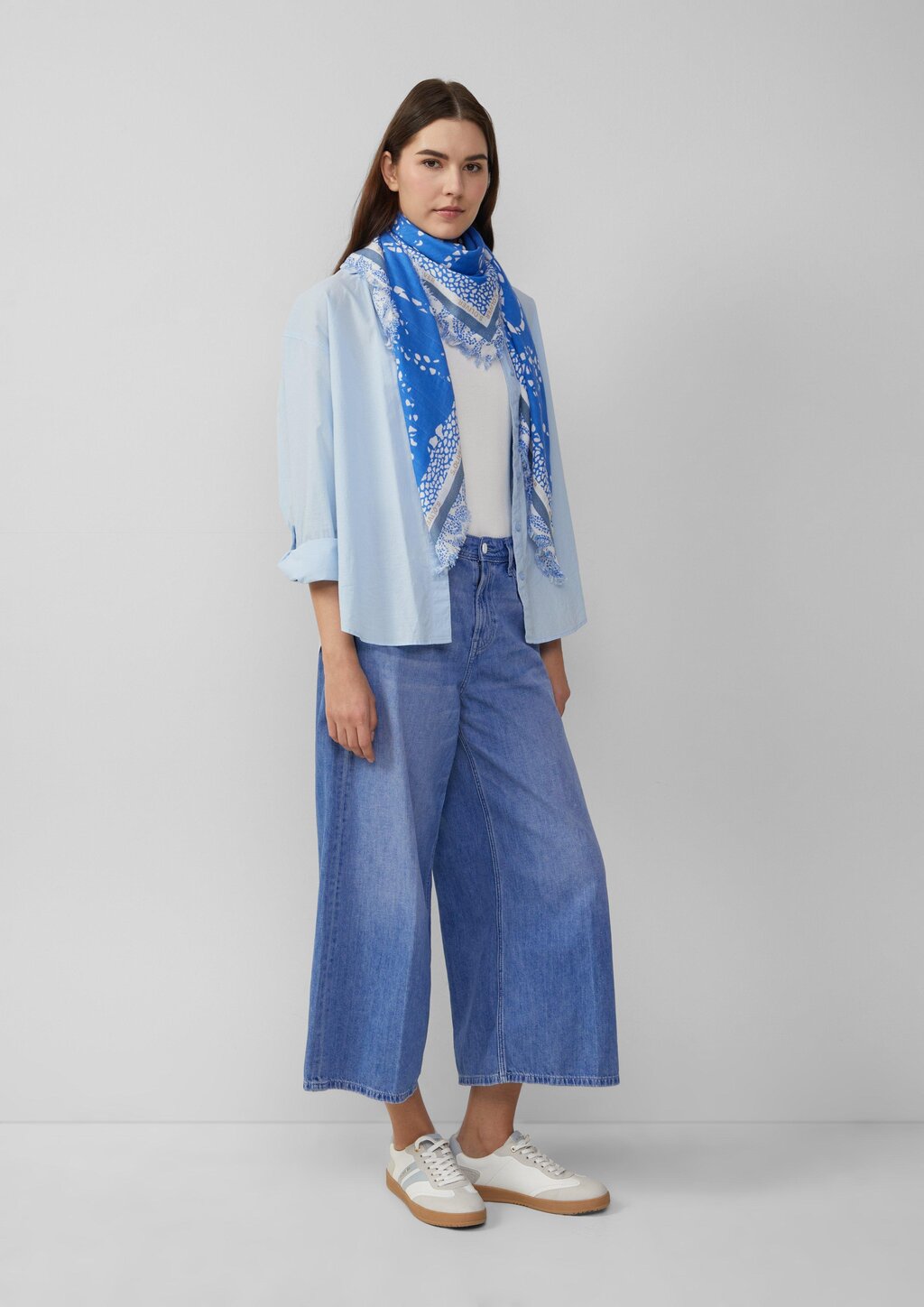 Schal aus Viskosemix mit Artwork