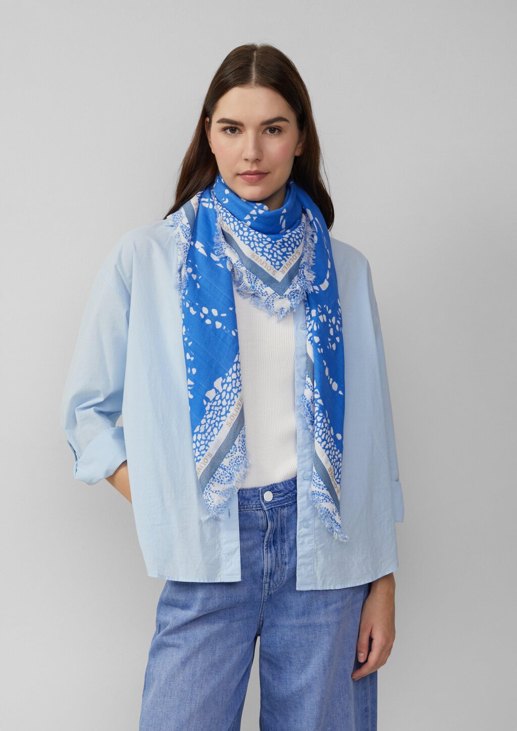 Schal aus Viskosemix mit Artwork