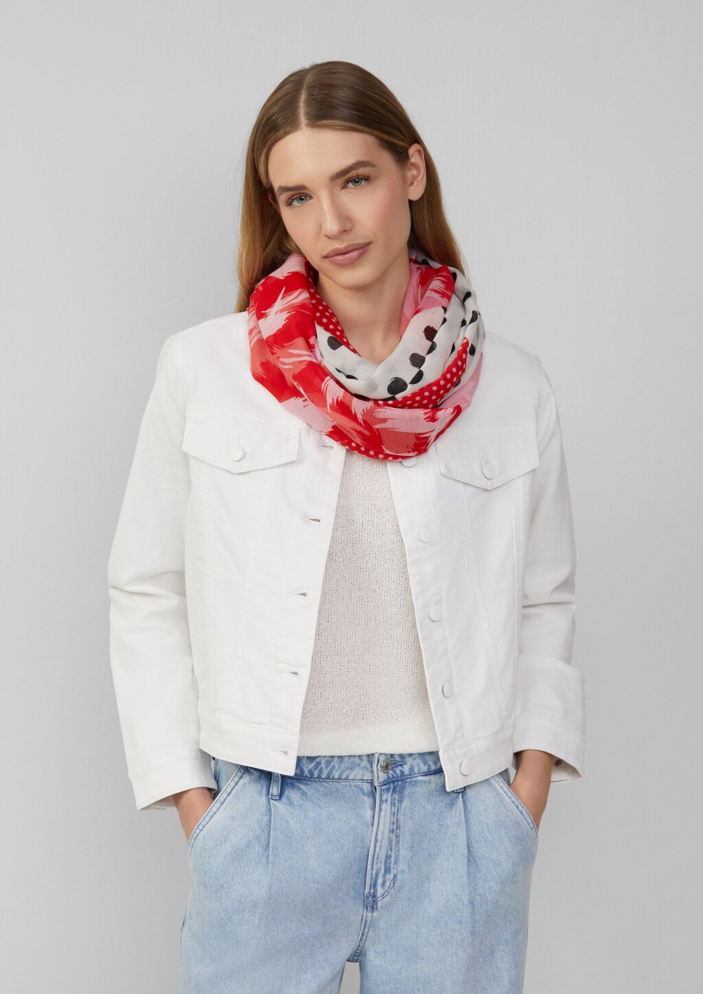 Gemusterter Snood mit Pünktchen