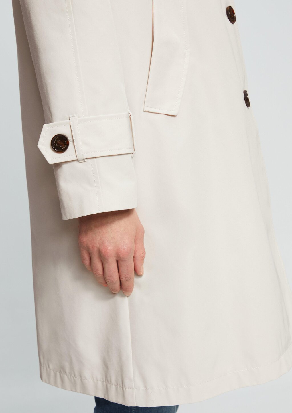 Carcoat mit Rückenschlitz und Riegeldetail am Ärmel