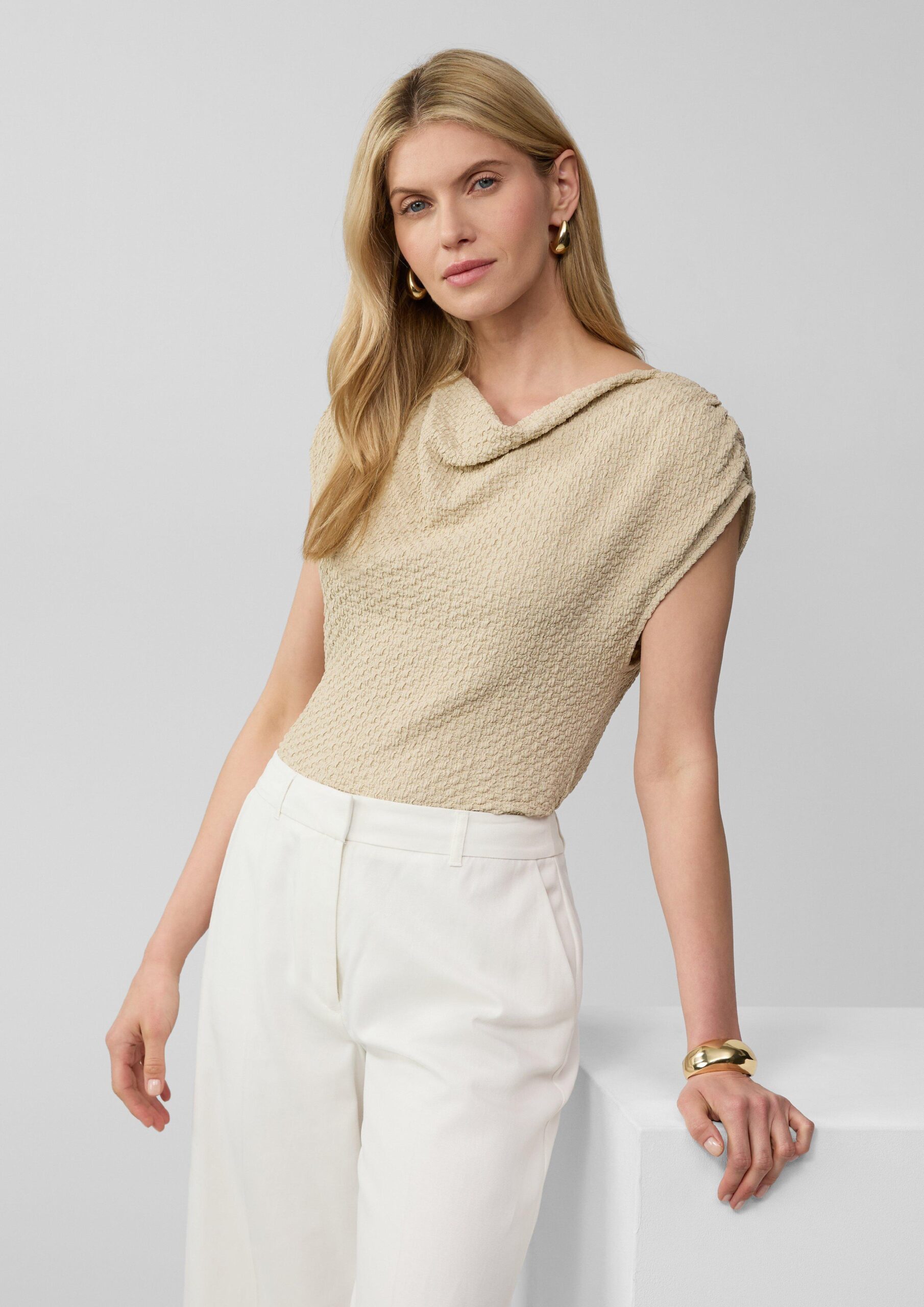 Strukturiertes Shirt mit Wasserfall-Ausschnitt