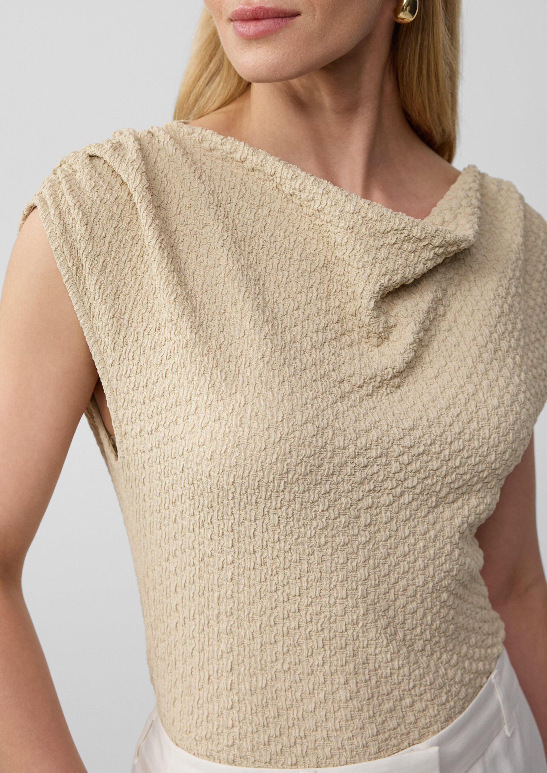 Strukturiertes Shirt mit Wasserfall-Ausschnitt